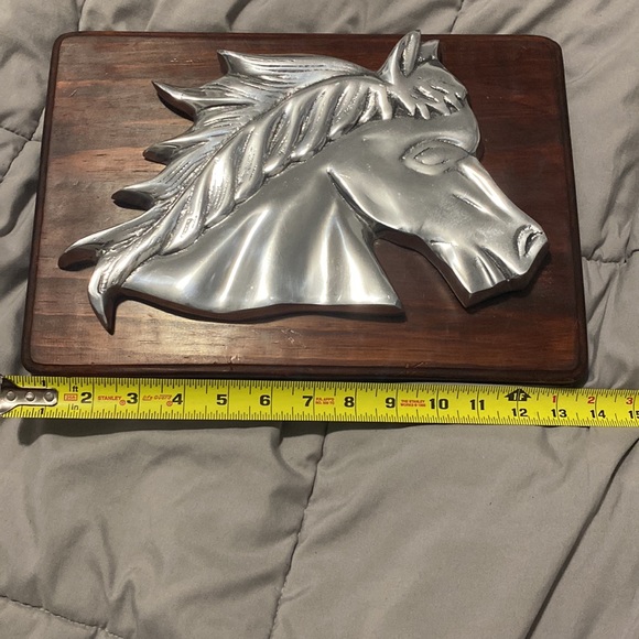 Argentinian pewter horse on wooden plank - Picture 5 of 6